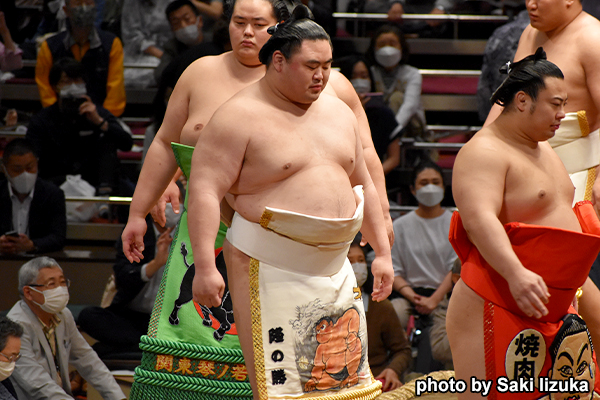 大相撲 隆の勝さん反物 力士 鬱陶しく